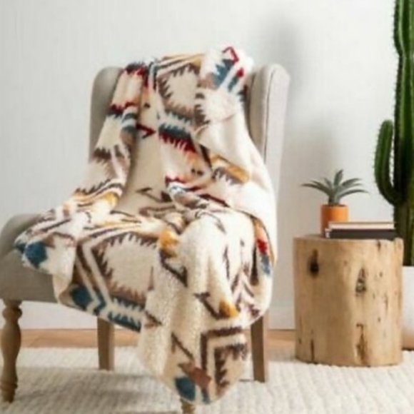 Pendleton Bedding Pendleton White Sands Sherpa Throw Blanket 5x70